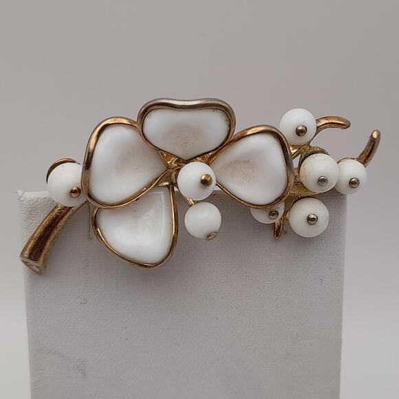 Vintage Trifari White Milk Glass Beaded Brooch - Picture 7 of 8